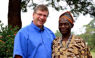 Tradutor da Bíblia Angus Fung (à direita) posa para uma foto com o Presidente da Tearfund Canadá Wayne Johnson (à esquerda) em Wum, Camarões. (Foto: Alex Nicholls)