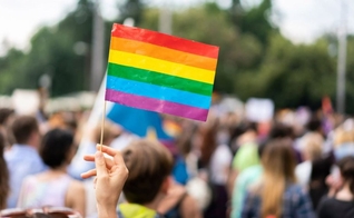 Militantes LGBT participam de manifestação. (Foto: Getty Immages)