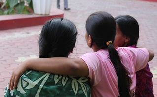 Atualmente, Meena e Sunita contam com apoio de outros cristãos. (Foto: Portas Abertas)