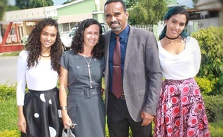 Yelissa (à esquerda) é a filha mais nova dos missionários Ismael e Sibele, líderes da JOCUM no Huambo. (Foto: Facebook)