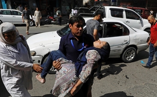 Mulher ferida foi levada ao hospital, logo após ataque do Talibã, em Cabul. (Foto: Mohammad Ismail/Reuters)