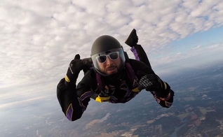 Korey Fisher é paraquedista e sobreviveu milagrosamente a uma colisão no ar e uma queda de cerca de 60 metros. (Foto: CBN News)