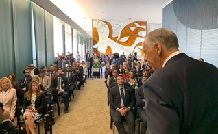 Pastor Ralph Drollinger fala a parlamentares no lançamento do Capitol Ministries no Brasil. (Foto: Facebook/Deputado Silas Câmara)