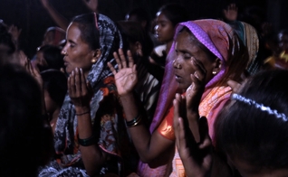 Aldeias quase inteiras estão se convertendo após a exibição do filme Jesus por missionários, na Índia. (Foto: Jesus Film Project / Reprodução)