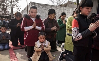 Cristãos chineses oram durante celebração da Páscoa. (Foto: Getty Images/Kevin Frayer
