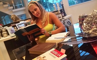 Angela Bismarchi está concluindo seus estudos em teologia e agora quer compartilhar a mensagem do Evangelho em seu novo canal do Youtube. (Foto: Extra - Globo)