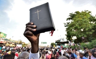 Cristãos protestam contra a perseguição religiosa no Sudão. (Foto: Ahmed MUSTAFA)