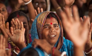 Imagem ilustrativa. Mulher é curada de lepra após se render a Cristo na Ásia. (Foto: Gospel for Asia)