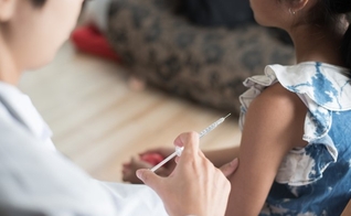 Bloqueadores de puberdade continuam sendo prescritos para crianças, apesar de suas contraindicações. (Foto: Shutterstock)