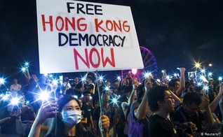 Manifestantes protestam contra o comunismo chinês em Hong Kong (Foto: Reuters / T. Peter)