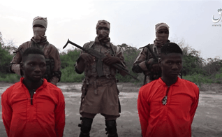 Captura de tela no site de notícias Amaq do Estado Islâmico mostra os missionários Godfrey Ali Shikagham (à esquerda) e Lawrence Duna Dacighir, antes de serem executados pelo Boko Haram. (Imagem: Amaq)