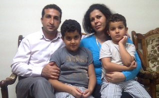 Pastor Youcef, filhos (ainda crianças) e esposa. (Foto: Beheard)