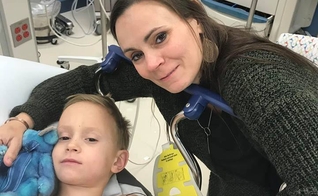 Titus Everett, de 6 anos, sobreviveu após ser atingido e esmagado por um veículo. (Foto: Reprodução/Facebook)