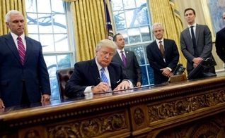 O governo Trump impôs uma nova regra sobre a lei chamada "Título X", proibindo que clínicas de aborto recebessem financiamento público. (Foto: AFP)