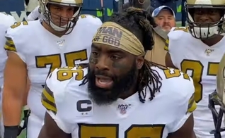 Demario Davis é um dos jogadores da Liga de Futebol Americano que mais expressa sua fé cristã, dentro e fora de campo. (Foto: YouTube/New Orleans Saints)