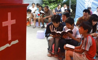 Cristãos participam de culto em igreja na China. (Foto: China Aid)