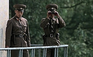 Oficiais do exército norte-coreano, ligados à ditadura de Kim Jong-Un. (Foto: NextShark)