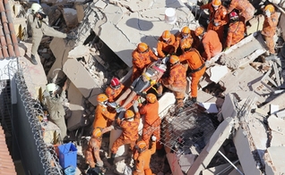 Bombeiros ainda continuam buscas por sobreviventes do desabamento do edifício Andréa, em Fortaleza. (Foto: Gustavo Pellizzon/G1)
