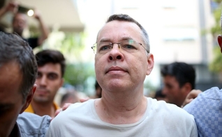Andrew Brunson ficou preso injustamente por mais de 700 dias na Turquia. (Foto: NPR)