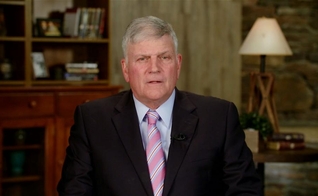 Franklin Graham é filho do saudoso evangelista "Billy Graham" e atual presidente da associação evangelística fundada pelo pai. (Foto: Christian Broadcast Network)