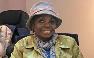 Maureen Griffith é coordenadora da escola  'Alperton Community' e foi temporariamente afastada após questionar a inclusão de livros com temática LGBT na grade curricular. (Foto:  'Alperton Community')