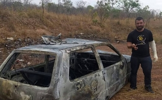 Pastor Edivaldo Júnior ao lado do carro que dirigia e acabou explodindo após acidente na rodovia TO 050. (Foto: AF Notícias)