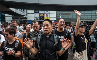 Cristãos oram durante manifestação contra o comunismo e projeto de lei polêmico em Hong Kong. (Foto:  THE NEW YORK TIMES)em 