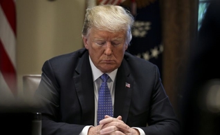 Trump ora em seu gabinete, na Casa Branca. (Foto: EAWorldView)