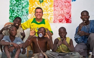 Pastor José Dilson (ao fundo) com garotos talibes, resgatados por seu projeto, no Senegal. (Foto: Arquivo Pessoal)
