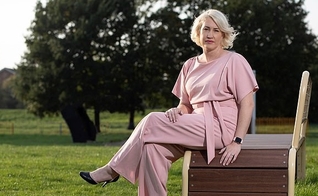 Lynsey McCarthy-Calvert, de 45 anos, foi forçada a deixar seu trabalho, após acusações de transfobia. (Foto: Daily Mail)