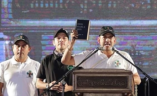 Luis Fernando Camacho segura Bíblia durante discurso na Bolívia. (Foto: GGN)