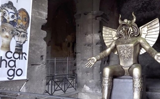 O ídolo pagão Moloch é exibido na entrada do Coliseu, em Roma, como parte de uma exposição que foi aberta em 27 de setembro de 2019. (Imagem: sanmarinortv.sm / captura de tela)