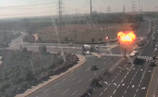 Câmera de trânsito registra momento em que foguete de Gaza atinge uma grande estrada israelense a poucos metros de vários veículos que passam. (Imagem: Captura de tela)