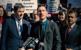 David Daleiden foi um dos jornalistas condenados em tribunal, após denunciar o tráfico de bebês abortados pela Planned Parenthood, nos EUA. (Foto: UncoverDC)
