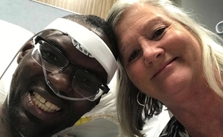Jonathan Pinkard e Lori Wood sorriem após um transplante de coração bem-sucedido. (Foto: Arquivo pessoal)