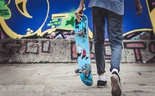Jovem praticante de skate, um dos esportes que pode aumentar a atividade física entre adolescentes. (Foto: Unsplash)