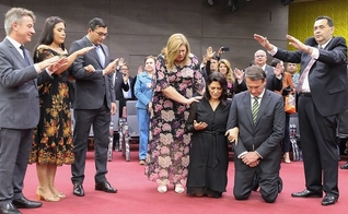 Jair Bolsonaro e sua esposa, Michelle, se ajoelham para que líderes orem pelo governo, durante culto da Assembleia de Deus, em Manaus. (Foto: BNC Amazonas)