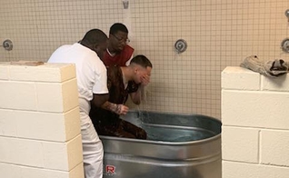 Detento é batizado após iniciativa do xerife do Condado de Darlington. (Foto: Darlington County Sheriff's Office)