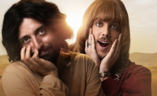 Gregório Duvivier (esquerda) e Fábio Porchat (direita) interpretam respectivamente Jesus e o diabo no novo filme do Porta dos Fundos. (Imagem: Netflix)