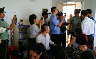 A mando do Partido Comunista Chinês, policiais interrompem culto em igreja doméstica na China. (Foto: China Aid)