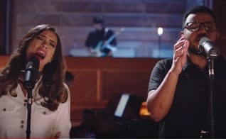 Amanda Rodrigues e Eli Soares estão juntos no single "Pra Te Guiar". (Imagem: Youtube / Reprodução)