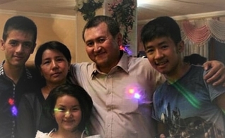 Pastor Bahrom Kholmatov (centro) com sua esposa e filhos. (Foto: Portas Abertas - EUA)