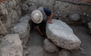 A mesa de pedra foi encontrada sobre duas rochas menores. (Foto: Dr. Zvi Lederman)