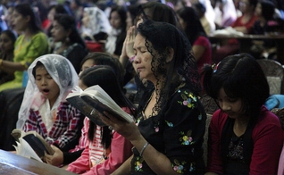 Cristãos participam de culto em Mianmar. (Foto: World News Group)