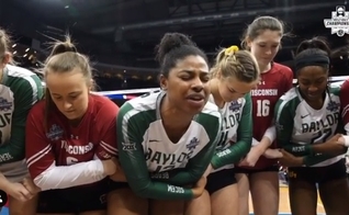 Jogadoras oram após partida acirrada de Vôlei nos EUA. (Imagem: Instagram)