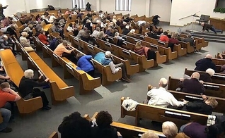 Vídeo mostra fiéis se escondendo durante tiroteio em igreja no Texas. (Foto: West Freeway Church of Christ/Law Enforcement via AP)
