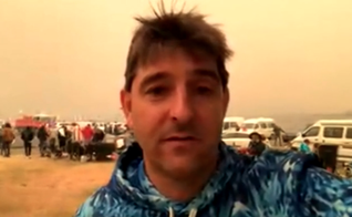Filmagens de David Jeffery falando do cais de Mallacoota, na Austrália. (Foto: BBC News)