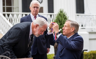 Governador do Texas, Greg Abbott, entrega medalha de honra a Jack Wilson. (Foto: Ricardo B. Brazziell/Austin American-Statesman via AP)