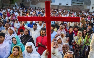 Cristãos perseguidos protestam contra a intolerância religiosa. (Foto: CBN News)