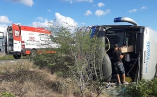 O ônibus que transportava missionários saídos do Vale da Bênção, em Araçariguama (SP) acabou tombando na BR 116, próximo ao município de Euclides da Cunha (BA). (Foto: Facebook)